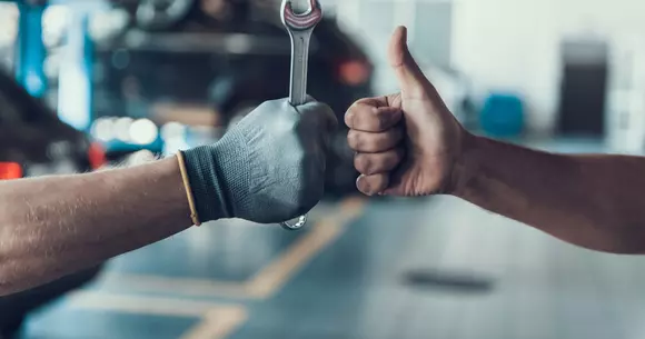 (P) Unde să-ți repari mașina: la service autorizat sau la mecanicul din cartier