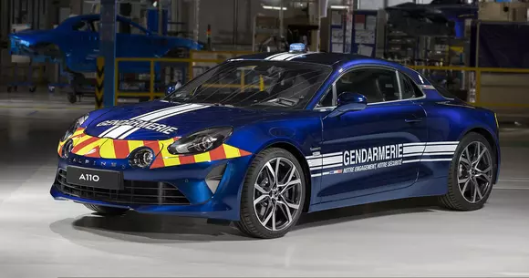 Tradiția dotării Jandarmeriei rutiere franceze cu mașini sport Alpine continuă. Alpine A110 trece la uniformă în 2022.