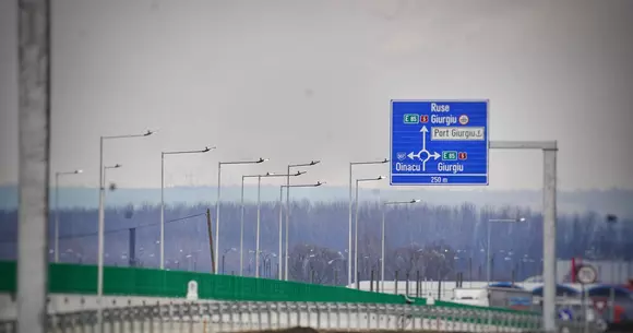 Un nou drum expres, cam ca o autostradă germană pe stil mai vechi, scurtează accesul spre vama Giurgiu.