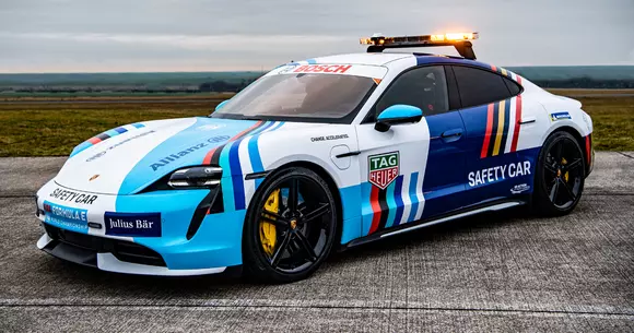 Campionatul Mondial de Formula E ABB FIA va avea un Safety Car cu gene sportive autentice: Porsche Taycan Turbo S.