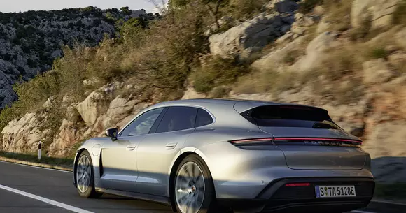 Practicarea turismului sportiv, de acum posibilă sub o formă proaspătă și rafinată: Porsche Taycan Sport Turismo.