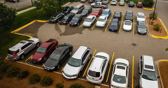 Logică beton: pentru că nu sunt destule, locurile de parcare din București sunt de-acum și mai scumpe.