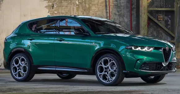 Așteptări confirmate, pe de-o parte, puține surprize la stil, pe de alta. Alfa Romeo Tonale aduce un aer de primăvară.