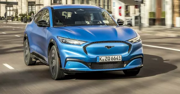 Pe scurt, până unde poate să ajungă o mașină electrică pe autostradă? Exemplu: Ford Mustang Mach-E AWD.