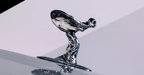 Înainte să-l putem vedea pe Rolls-Royce Spectre, primul EV al mărcii, ni s-a arătat Spirit of Ecstasy sub o nouă formă.