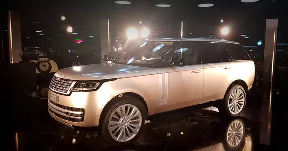 Debut românesc în cadru de gală pentru noua generație Range Rover. Gazda evenimentului: Țiriac Collection.