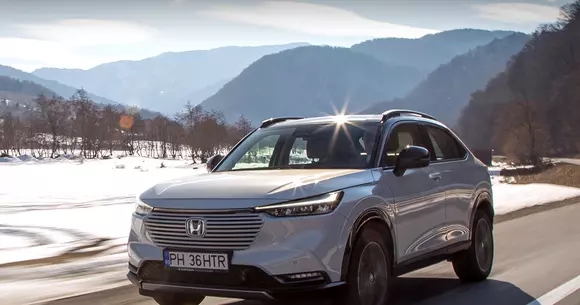 Honda HR-V e:HEV, dotată standard cu propulsie hibridă, se evidențiază în cadrul clasei prin eficiență și stil original