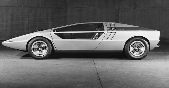 Când te gândești la o mașină de acum 50 de ani, nu Maserati Boomerang va fi imaginea vizualizată. Totuși, are 50 de ani!