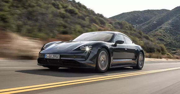 Pe scurt, până unde poate să ajungă o mașină electrică pe autostradă? Exemplu: Porsche Taycan 4S.