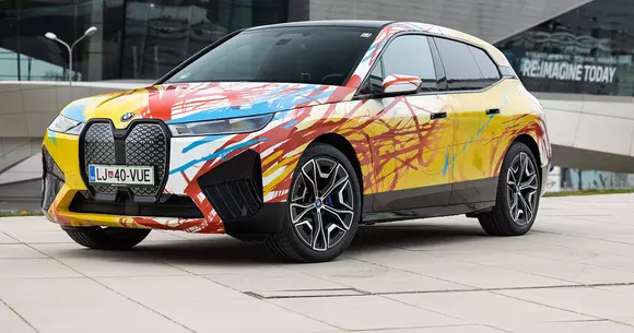 Primăvara înflorește inspirația și se simte chemarea de a picta pe mașini. De ce nu și pe un BMW iX?
