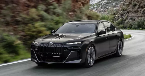 Generație nouă pentru BMW Seria 7, plus limuzină EV numită BMW i7. Tehnologie și lux în ton cu era digitală.