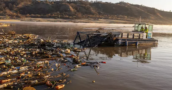 Curățarea Oltului de gunoaie: treabă la care nu se înghesuie prea mulți, preluată de Audi Environmental Foundation și colaboratorii săi.