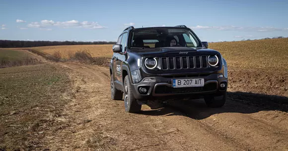 Jeep Renegade 4xe: în liniște prin noroi