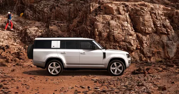 Ca să nu ne mai lungim: a apărut Land Rover Defender 130 cea mai încăpătoare variantă a seriei Defender