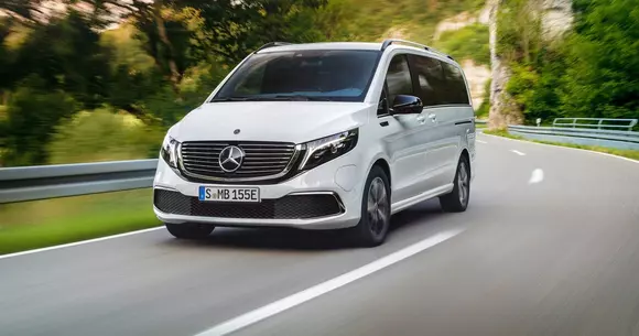Pe scurt, până unde poate să ajungă o mașină electrică pe autostradă? Exemplu: Mercedes EQV 300