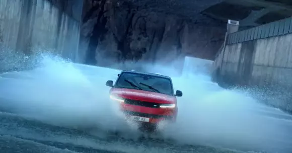 Lansare spectaculoasă pentru noul Range Rover Sport: urcare contra-curent pe canalul de prea plin al barajului Karahnjukar.