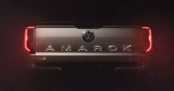 Noua generație VW Amarok ne arată spatele într-un teaser proaspăt