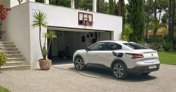 All-in-one - fastback, sedan, SUV - acestea sunt noile Citroën C4 X și ë-C4 X