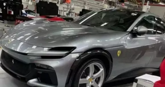 Ferrari Purosangue va debuta oficial în toamnă cu doisprezece cilindri sub capotă
