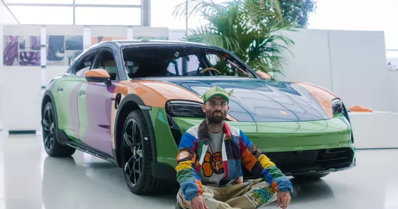 Apreciatul designer Sean Wotherspoon are grijă să dea culoare modei străzii. Dar și cu mașina ieși pe stradă, nu-i așa?