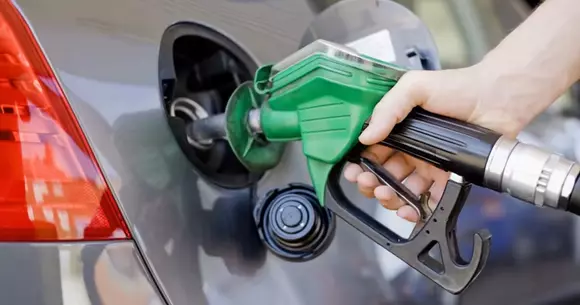 Guvernul susține că o să compenseze prețul combustibililor la pompă timp cel puțin trei luni. La ce să ne așteptăm?