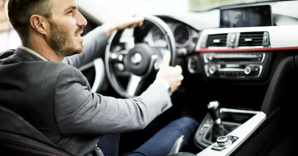 (P) Ce poate însemna fumul la mașină și ce poți face