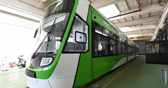 Un tramvai imperial încape mai greu prin București – asta s-a desprins după probele de pe linia 41 cu un tramvai Astra Imperio.