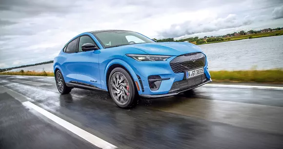 Pe scurt, până unde poate să ajungă o mașină electrică pe autostradă? Exemplu: Ford Mustang Mach-E GT.