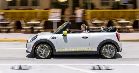 Vrei să respiri în aer liber când conduci? Atunci ar fi bine să nu iasă fum nici pe țeava mașinii. Deci MINI Cabrio electric?