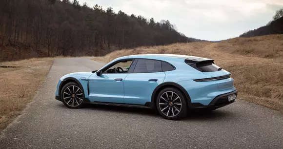 Viitorul va aduce mai mulți bani din vânzarea automobilelor electrice premium