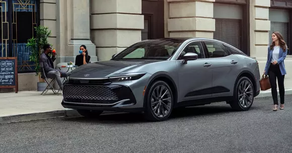 Numele noii serii Toyota Crown amintește de o ilustră limuzină de vârf a mărcii. Implicit, așteptările sunt înalte.