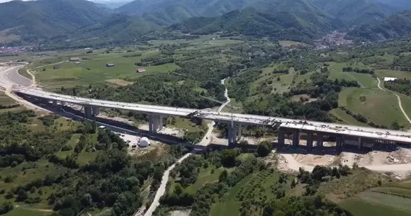 Impresionantul viaduct de la Tălmăcel se apropie de finalizare