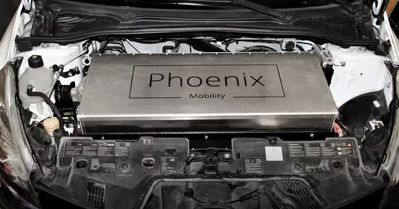 Grupul Renault și Phoenix Mobility lansează electrificarea retrofit a vehiculelor comerciale la uzina din Flins.