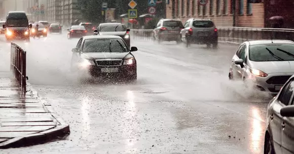 (P) Condusul pe ploaie. Sfaturi și măsuri pentru a fi în siguranță la volan