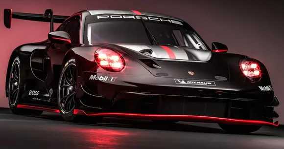 Să-l poreclim „modified carbon” pe Porsche 911 GT3 R? Structura sa e din aluminiu și oțel, dar se află și destul carbon pe acolo, ce-i drept.