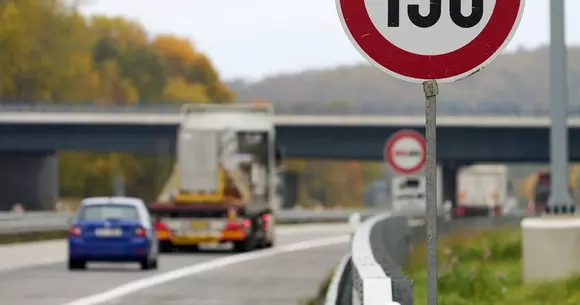 Pe autostrada A1: un șofer produce încălcări ale legii în cascadă, culminând cu excesul de viteză înregistrat de radar - 243 km/h.