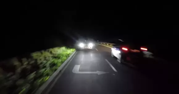 Alt mod de a aduce informații în raza vizuală a șoferului: Ford studiază faruri capabile de proiecții grafice pe drum.