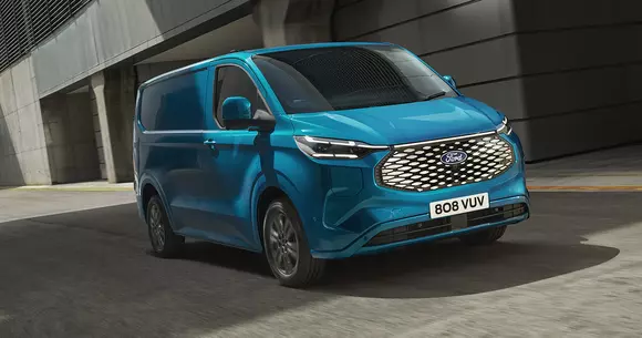 Revoluție pe piața vehiculelor comerciale de o tonă: Ford E-Transit Custom - orizont nou pentru furgonul cel mai bine vândut din Europa!