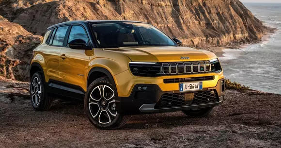 Ce spune evoluția pieței: lumea vrea SUV-uri și EV-uri. Prin urmare, ar trebui să și-l dorească și pe noul Jeep Avenger.