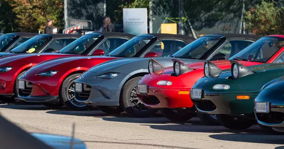 Dragostea e infinită – valabil și referitor la aceea pentru roadsterele Mazda MX-5. Orientativ, i s-a dat o formă de record.