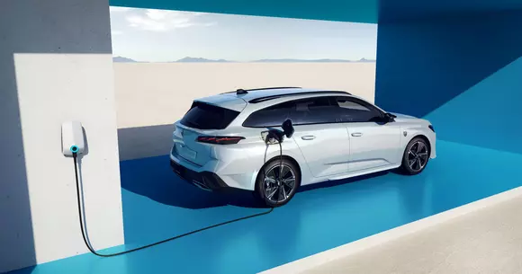 Așteptarea familiștilor a luat sfârșit: Peugeot aduce primul break electric din Europa sub forma lui E-308 SW