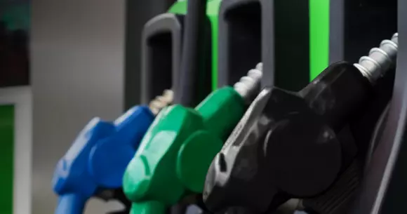 Cel puțin până la finalul anului în curs, compensarea cu 50 de bani/litru a prețului combustibililor rămâne în vigoare.