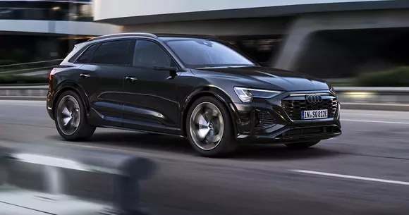 Actualizare tehnică și de nume: Audi Audi Q8 e-tron quattro duce mai departe linia primei serii de SUV-uri electrice din istoria mărcii.