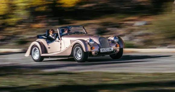 Veste bună pentru cei nepregătiți sufletește să renunțe la automobilele anilor 1940: nici britanicii de la Morgan nu cedează!