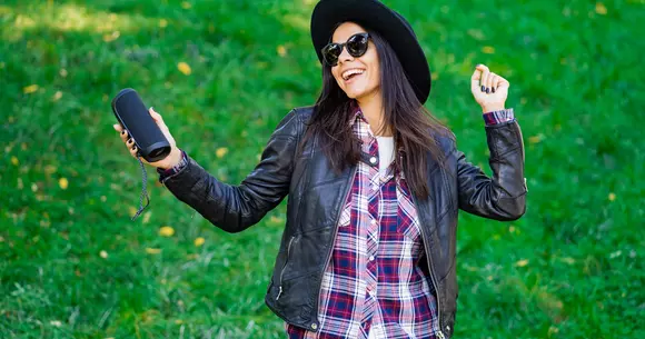 (P) Vrei o boxă portabilă? Iată ce trebuie să ai în vedere atunci când o cumperi