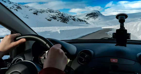 (P) Sfaturi utile care te țin în siguranță când pleci iarna la munte