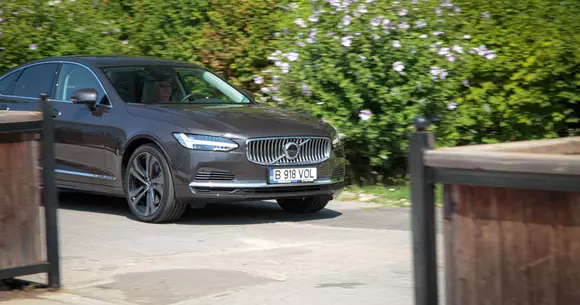 Volvo S90 T8 AWD: Nordic Road Art