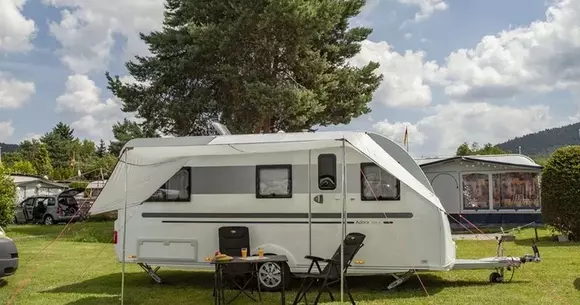 (P) Marchizele pentru rulote îți „prelungesc“ spațiul personal de care te poți bucura, ferit de soare și intemperii!