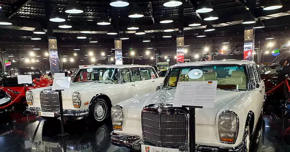 Două exemplare Mercedes-Benz 600 albe au venit să completeze începând de astăzi patrimoniul Țiriac Collection.
