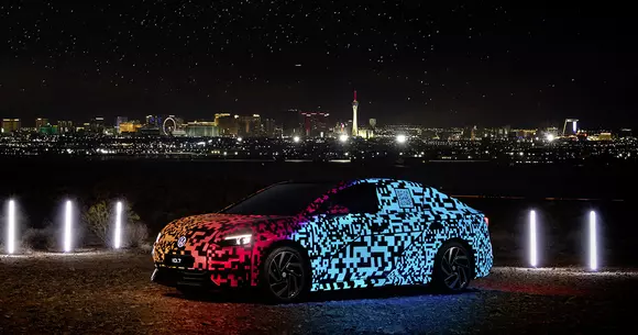 Prima apariție publică, prilejuită de CES 2023, a marelui sedan electric Volkswagen ID.7 a avut loc în culori de camulfaj digital.